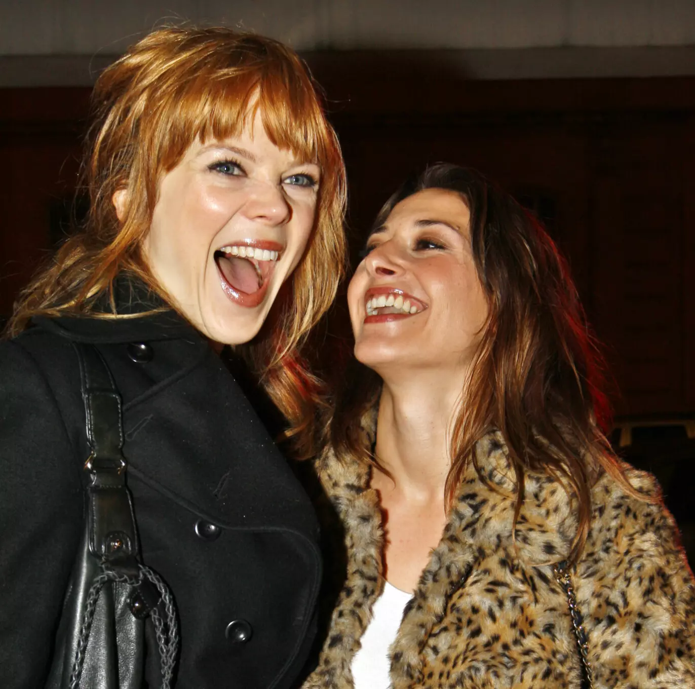 NÆRE: Skuespillerne Ane Dahl Torp og Pia Tjelta sitt vennskap går tilbake mange år. Her er de avbildet sammen i forbindelse med Liv Ullmanns (86) 70-årsdag i 2008. Foto: Foto: Erlend Aas / NTB