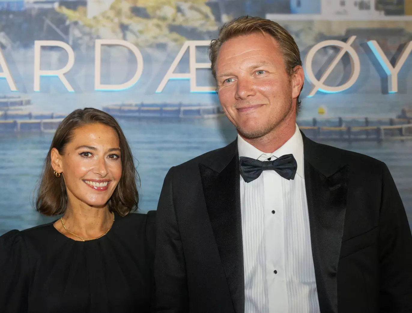SKUESPILLERE: Pia Tjelta og Oddgeir Thune på premieren av TV-serien «Milliardærøya» i september 2024. Foto: Javad Parsa / NTB