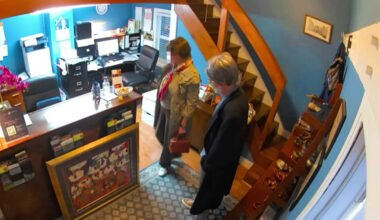 Mann i parykk på rømmen