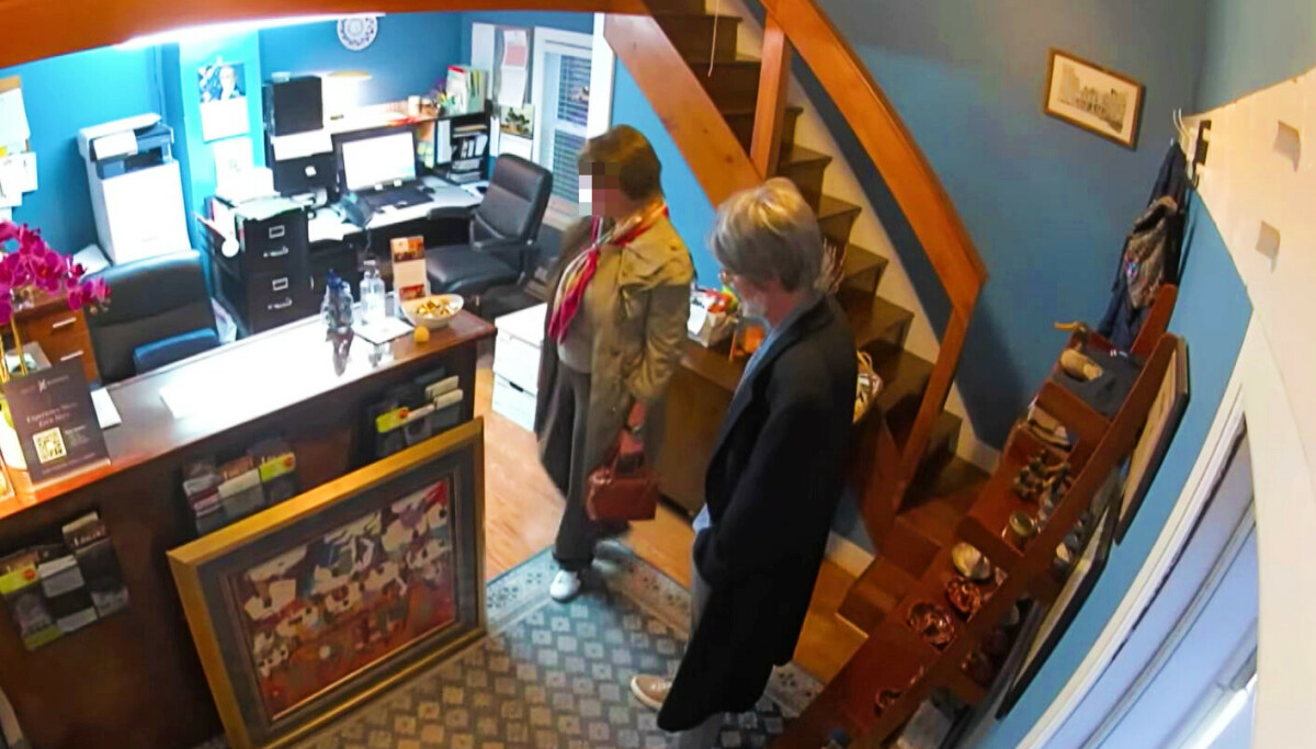 Mann i parykk på rømmen