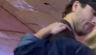 Glen Powell og Michelle Randolph observert sammen på bar