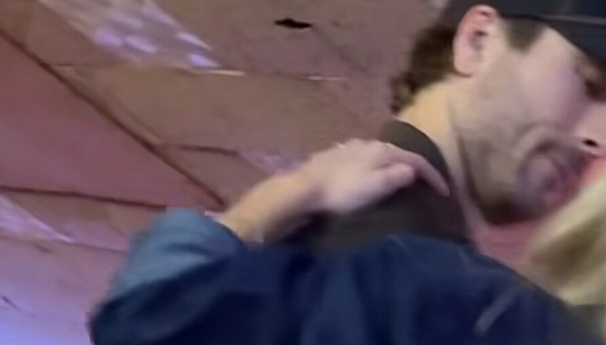 Glen Powell og Michelle Randolph observert sammen på bar