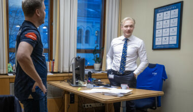 Kristoffer Sivertsen (Frp) fortviler: - Noen tok Viking-skjerfet mitt