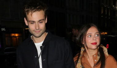 Douglas Booth åpner opp om farens selvmord