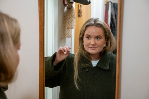 Vi fulgte Frøya Skjold Sjursæther en dag fra kollektivet på Grünerløkka til frokostmøte,Stortinget, podkastinnspilling og benkemøte med Bergen Næringsråd