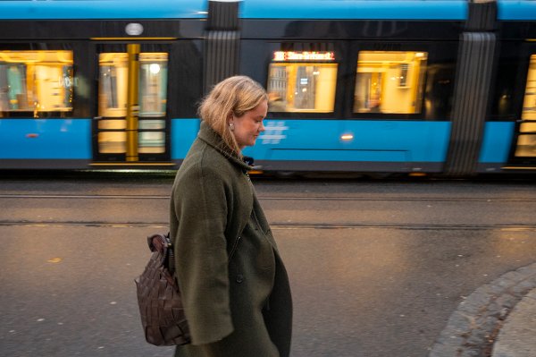 Vi fulgte Frøya Skjold Sjursæther en dag fra kollektivet på Grünerløkka til frokostmøte,Stortinget, podkastinnspilling og benkemøte med Bergen Næringsråd