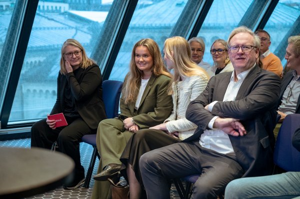 Vi fulgte Frøya Skjold Sjursæther en dag fra kollektivet på Grünerløkka til frokostmøte,Stortinget, podkastinnspilling og benkemøte med Bergen Næringsråd