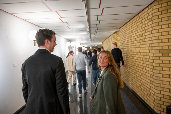 Vi fulgte Frøya Skjold Sjursæther en dag fra kollektivet på Grünerløkka til frokostmøte,Stortinget, podkastinnspilling og benkemøte med Bergen Næringsråd