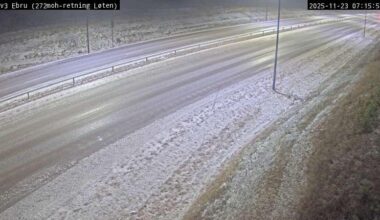 Det er utfordrende kjøreforhold på Østlandet. Her fra Ebru i retning Løten.