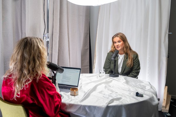 Vi fulgte Frøya Skjold Sjursæther en dag fra kollektivet på Grünerløkka til frokostmøte,Stortinget, podkastinnspilling og benkemøte med Bergen Næringsråd