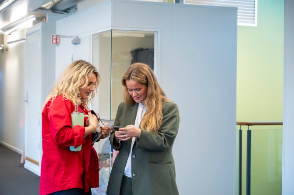 Vi fulgte Frøya Skjold Sjursæther en dag fra kollektivet på Grünerløkka til frokostmøte,Stortinget, podkastinnspilling og benkemøte med Bergen Næringsråd