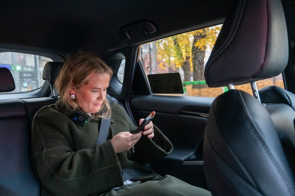 Vi fulgte Frøya Skjold Sjursæther en dag fra kollektivet på Grünerløkka til frokostmøte,Stortinget, podkastinnspilling og benkemøte med Bergen Næringsråd