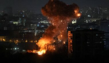 En drone eksploderer under et russisk missil- og droneangrep, midt i Russlands angrep på Ukraina, i Kyiv.