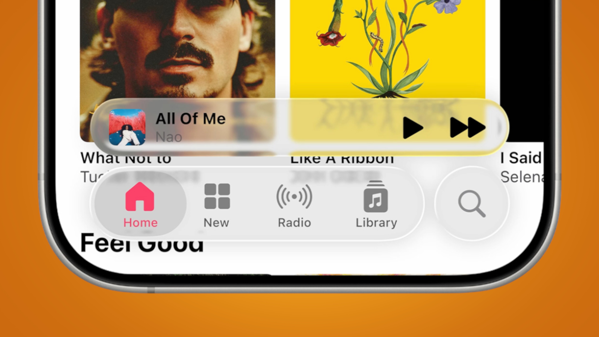 Liquid Glass p&aring; en iPhone mot en oransje bakgrunn.