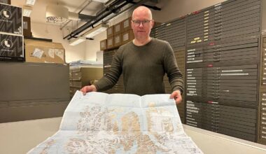 Kartograf Roger Hagerup viser fram kartet.