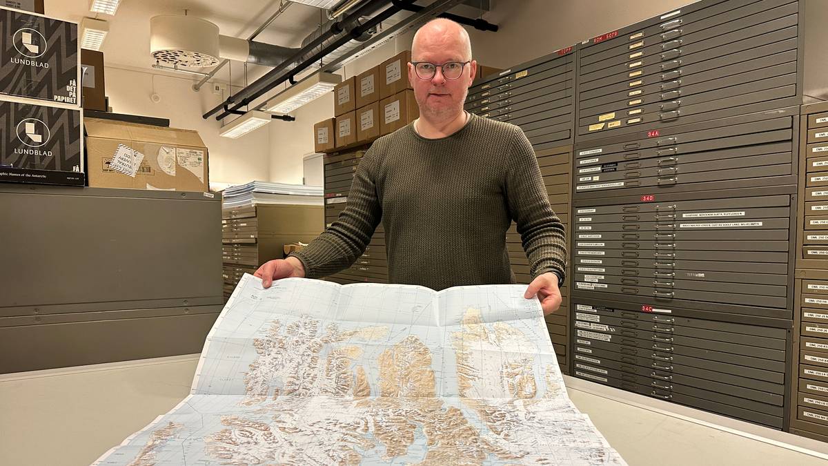 Kartograf Roger Hagerup viser fram kartet.