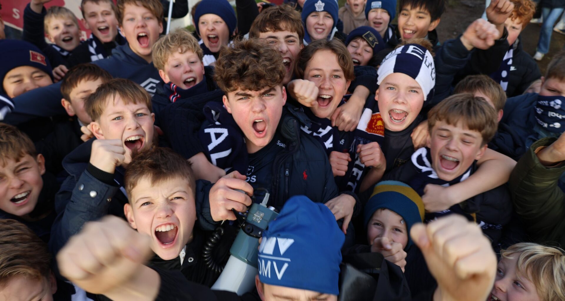 Viking, Barn | Et mørkeblått hav la seg over skolegården på Vaulen. I dag kan det virke som hele Stavanger er kledd i mørkeblått.