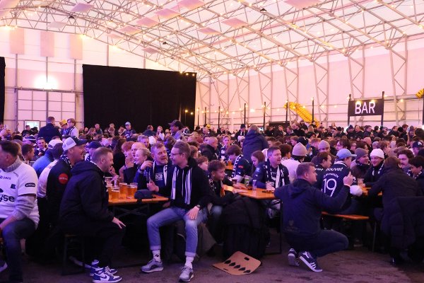 Mye folk og god stemning i Hangarn.