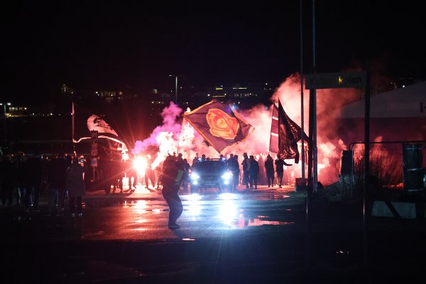 Viking-supportere på vei til Fredrikstad stadion.