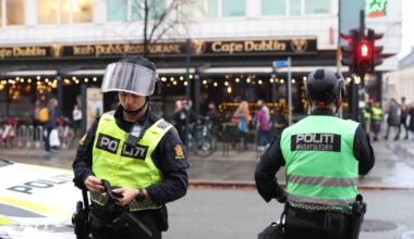 et par politibetjenter på en gate