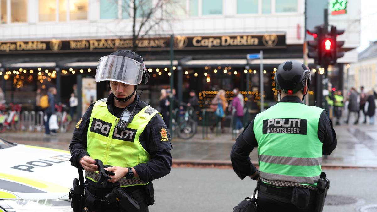 et par politibetjenter på en gate