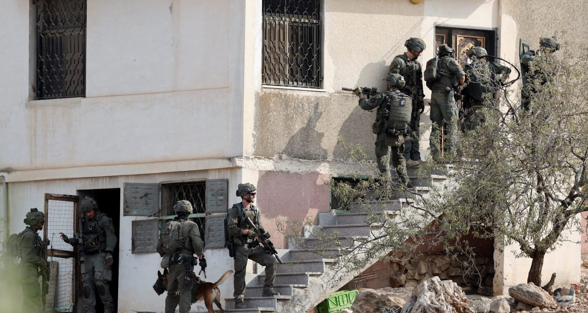 Israelske soldater under en operasjon i starten av november i Tammun. Onsdag denne uken startet det israelske militæret og etterretningstjenesten en storskala operasjon mot området.