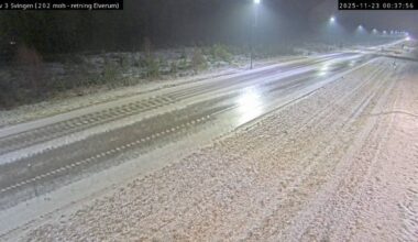 Isete veibane med litt snø langs kantene. Regn som fryser til is på bakken.