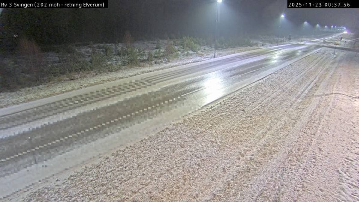 Isete veibane med litt snø langs kantene. Regn som fryser til is på bakken.