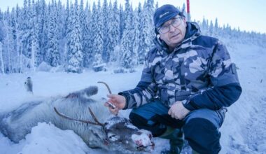 En mann som sitter på motorsykkel i snøen