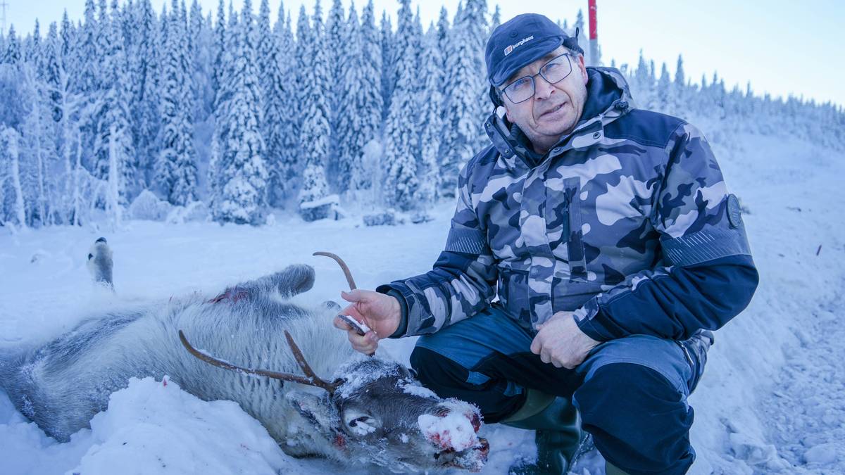 En mann som sitter på motorsykkel i snøen