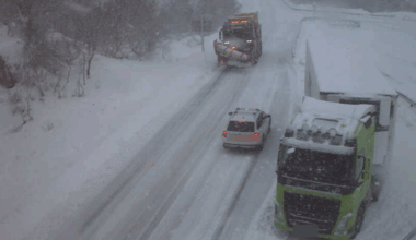 (+) To vogntog står fast - brøytebil kjem ikkje forbi - smp.no