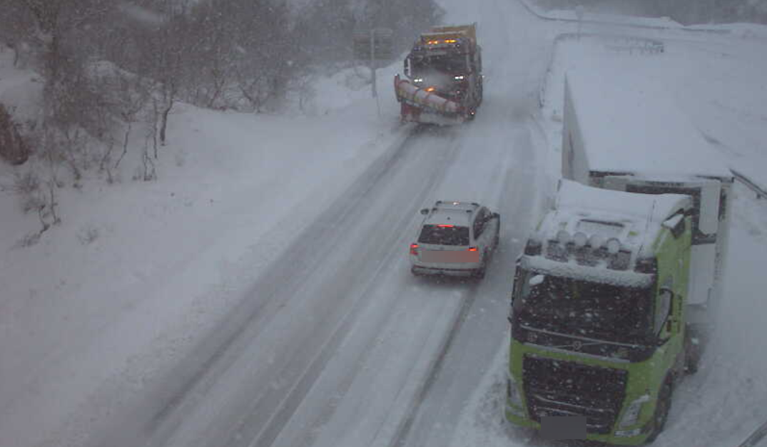 (+) To vogntog står fast - brøytebil kjem ikkje forbi - smp.no
