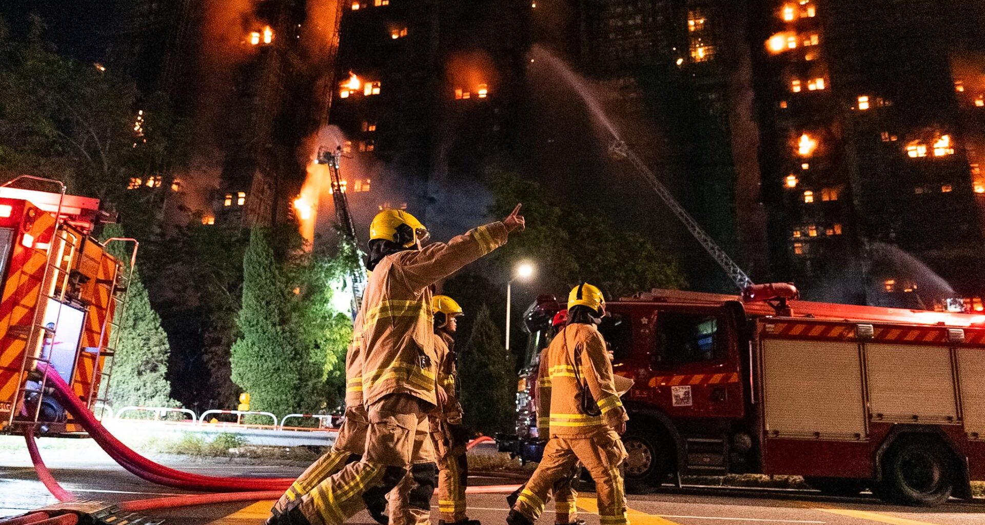 Brannen er i et kompleks med åtte høyhus. Det har til sammen rundt 2000 boliger.