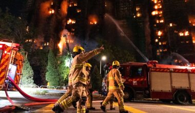 Brannen er i et kompleks med åtte høyhus. Det har til sammen rundt 2000 boliger.
