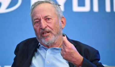 Eksfinansminister i USA sier fra seg alle verv etter Epstein-eposter