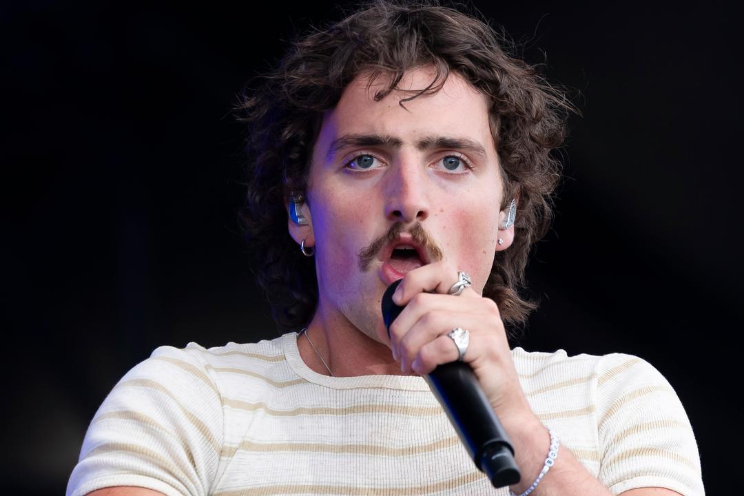 Benson Boone avlyser konsert på grunn av halsplager