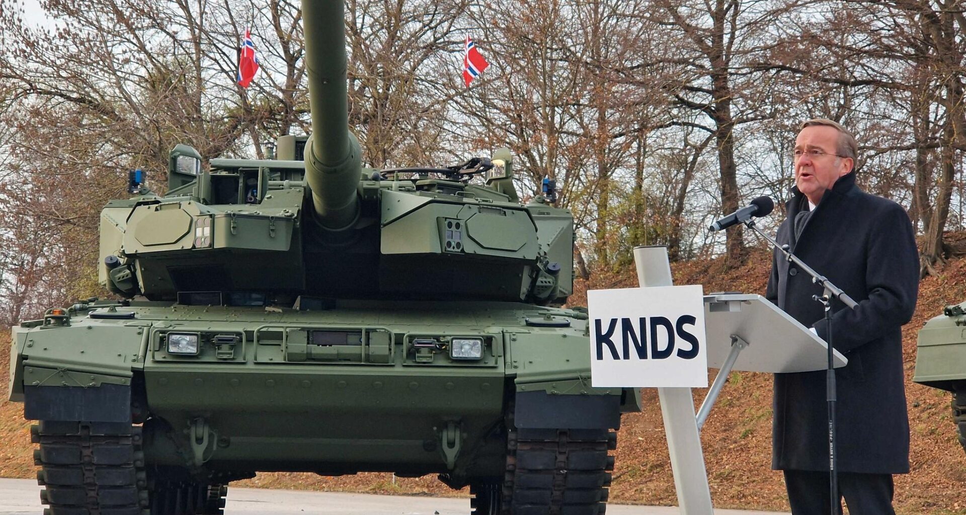 Tysklands forsvarsminister Boris Pistorius foran Norges nye stridsvogn.