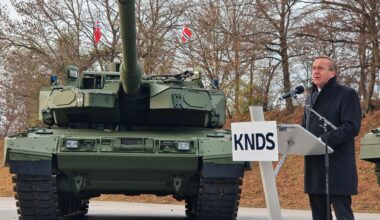 Tysklands forsvarsminister Boris Pistorius foran Norges nye stridsvogn.