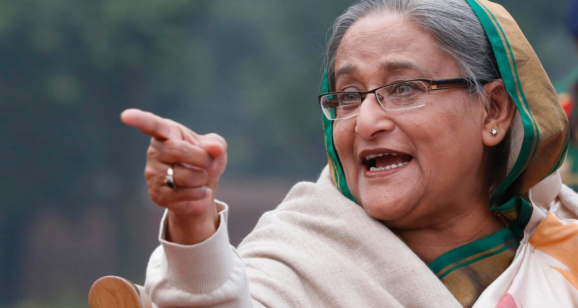 Demonstranter har samlet seg utenfor det tidligere hjemmet til Hasinas far.