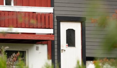 Et hus med rød dør