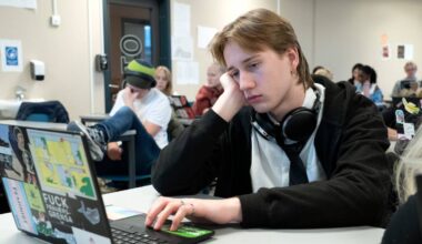 en mann som bruker en bærbar datamaskin