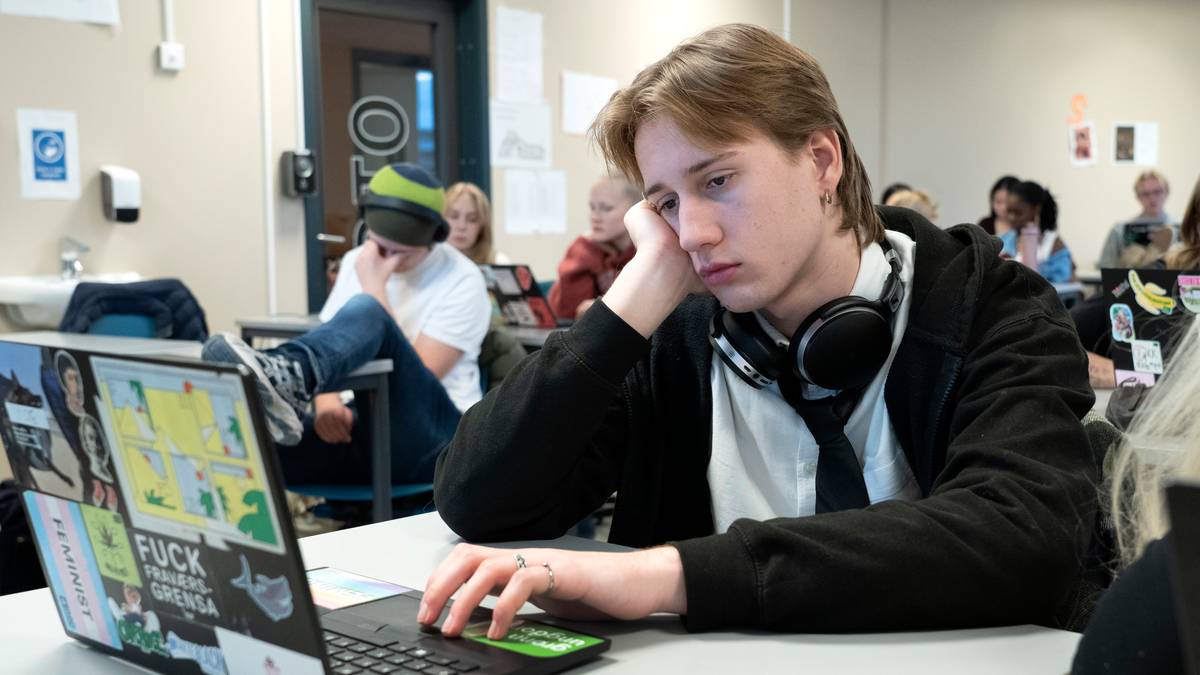 en mann som bruker en bærbar datamaskin