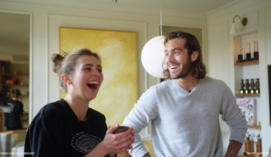 Benjamin og Annika på cafe i forbindelse med «Dama til»