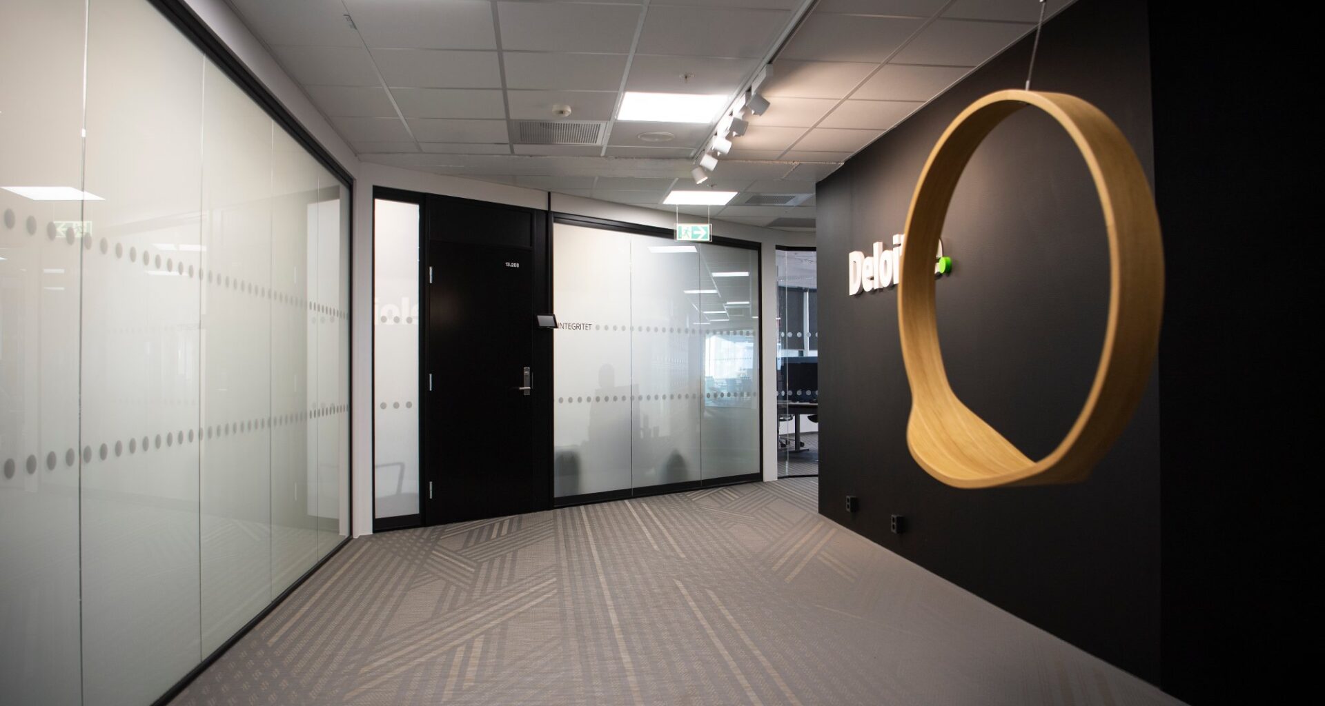 Deloitte, Næringsliv | Deloitte kutter opptil 100 ansatte