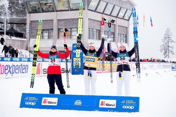 251128 Heidi Weng of Norway, Frida Karlsson and Moa Ilar of Sweden celebrate after competing in the women's Cross Country Skiing 10 km Classic Technique start on November 28, 2025 in Ruka.
Photo: Kalle Parkkinen / BILDBYRÅN / COP 211 / KP0088