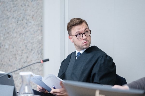 Elisabeth Bettan Andreasson i rettssak mot Staten fordi hun ikke bil rive brygge og utepeis på brygga si på Brønnøya.
Andreas Hjetland, advokat for regjeringsadvokaten og Trygve Elgheim (med skjegg) seniorrådgiver hos statsforvalteren.