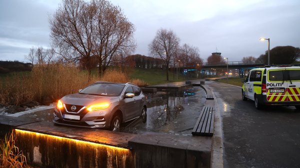 23. november 2025. Ruset 17-åring lånte morens bil og kjørte ut i kunstig dam i Nansenparken på Fornebu.