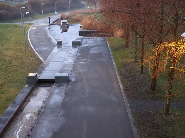 23. november 2025. Ruset 17-åring lånte morens bil og kjørte ut i kunstig dam i Nansenparken på Fornebu.