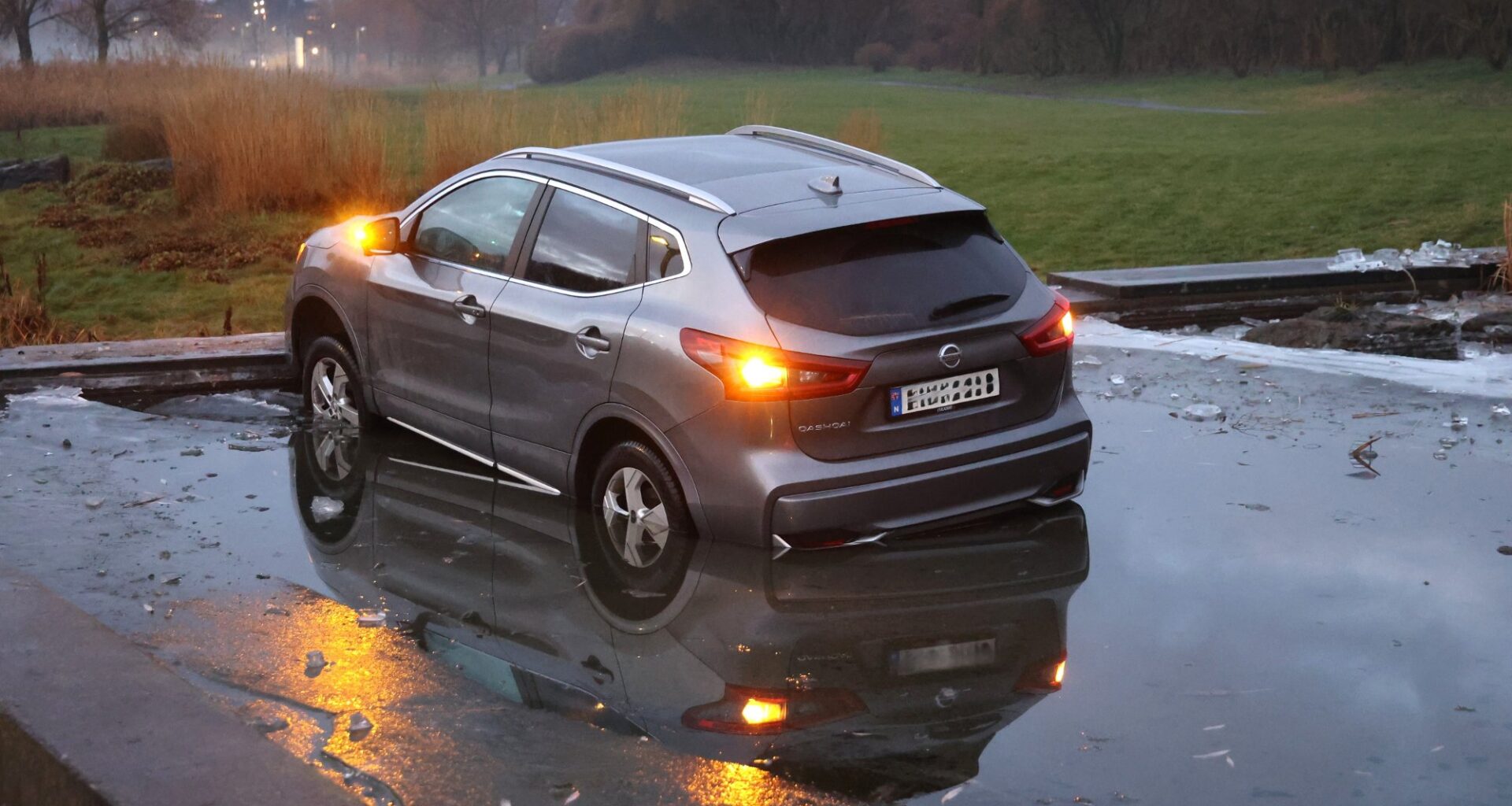 Ulykker og hendelser, Fornebu | Ruset sjåfør (17) lånte mors bil – kjørte ut i vannet