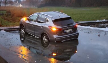 Ulykker og hendelser, Fornebu | Ruset sjåfør (17) lånte mors bil – kjørte ut i vannet